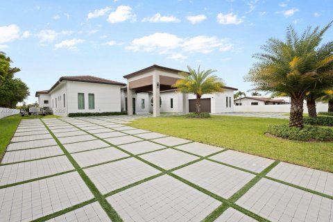 House in Miami, Florida 6 bedrooms, 446.49 sq.m. № 2065376 - photo 2