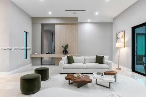 House in Miami, Florida 6 bedrooms, 446.49 sq.m. № 2065376 - photo 4