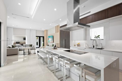 House in Miami, Florida 6 bedrooms, 446.49 sq.m. № 2065376 - photo 7