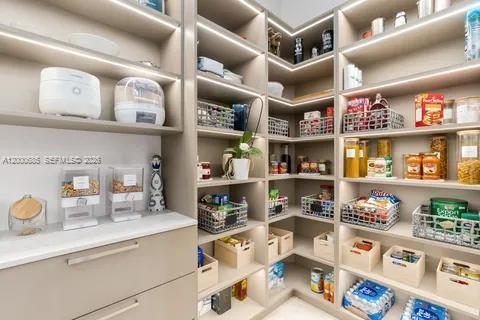 House in Miami, Florida 6 bedrooms, 446.49 sq.m. № 2065376 - photo 11