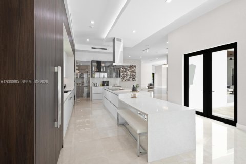 House in Miami, Florida 6 bedrooms, 446.49 sq.m. № 2065376 - photo 9