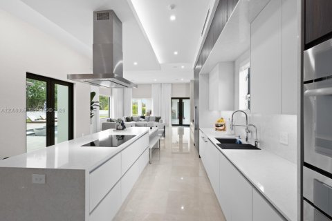 House in Miami, Florida 6 bedrooms, 446.49 sq.m. № 2065376 - photo 10