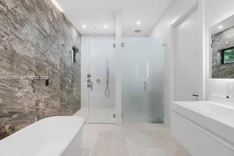 House in Miami, Florida 6 bedrooms, 446.49 sq.m. № 2065376 - photo 17