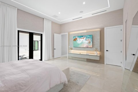 House in Miami, Florida 6 bedrooms, 446.49 sq.m. № 2065376 - photo 14