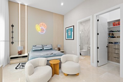 House in Miami, Florida 6 bedrooms, 446.49 sq.m. № 2065376 - photo 22