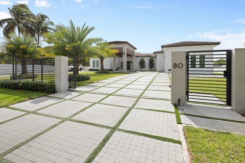 House in Miami, Florida 6 bedrooms, 446.49 sq.m. № 2065376
