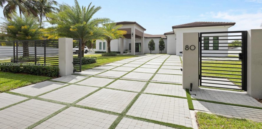 House in Miami, Florida 6 bedrooms, 446.49 sq.m. № 2065376