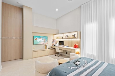 House in Miami, Florida 6 bedrooms, 446.49 sq.m. № 2065376 - photo 21