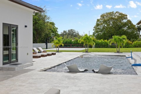 House in Miami, Florida 6 bedrooms, 446.49 sq.m. № 2065376 - photo 27