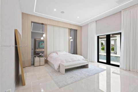 House in Miami, Florida 6 bedrooms, 446.49 sq.m. № 2065376 - photo 13