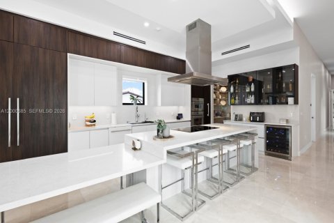 House in Miami, Florida 6 bedrooms, 446.49 sq.m. № 2065376 - photo 8