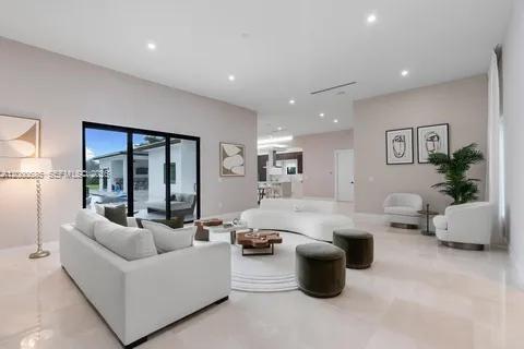 House in Miami, Florida 6 bedrooms, 446.49 sq.m. № 2065376 - photo 5