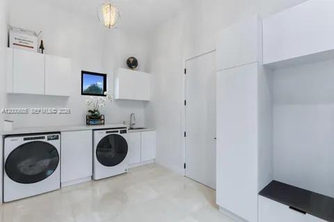 House in Miami, Florida 6 bedrooms, 446.49 sq.m. № 2065376 - photo 23