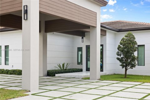 House in Miami, Florida 6 bedrooms, 446.49 sq.m. № 2065376 - photo 3