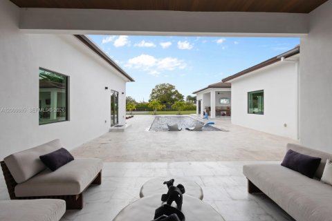 House in Miami, Florida 6 bedrooms, 446.49 sq.m. № 2065376 - photo 26