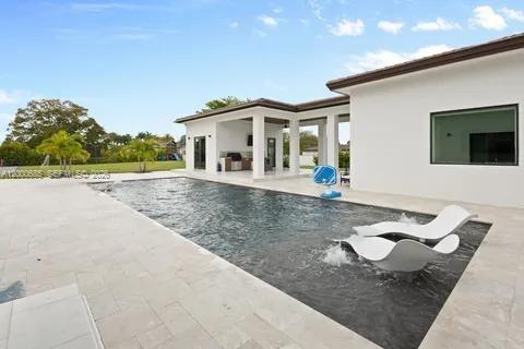 House in Miami, Florida 6 bedrooms, 446.49 sq.m. № 2065376 - photo 28