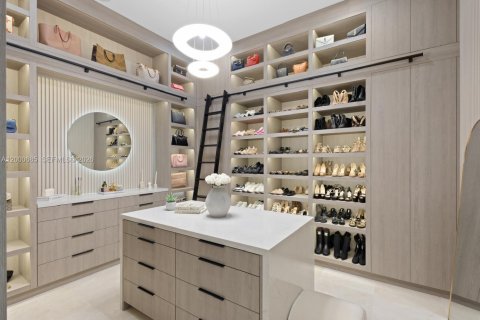 House in Miami, Florida 6 bedrooms, 446.49 sq.m. № 2065376 - photo 15