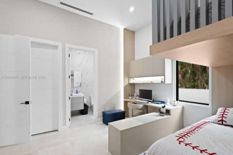 House in Miami, Florida 6 bedrooms, 446.49 sq.m. № 2065376 - photo 19