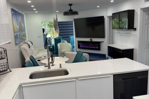 Condominio en venta en Lauderdale Lakes, Florida, 2 dormitorios, 87.7 m2 № 2146419 - foto 2