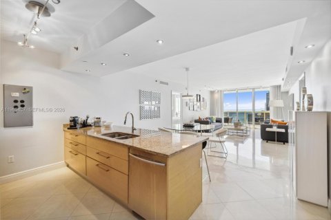 Condo in Hallandale Beach, Florida, 3 bedrooms  № 2052998 - photo 3