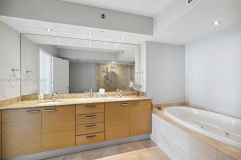 Condo in Hallandale Beach, Florida, 3 bedrooms  № 2052998 - photo 19