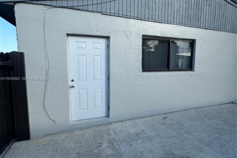 Appartement à louer à Miami Gardens, Floride: 1 chambre, 149.85 m2 № 1993190 - photo 3