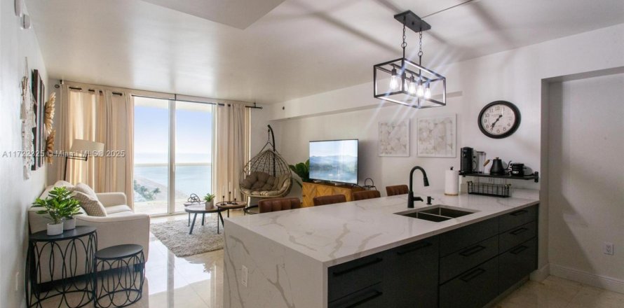 Кондоминиум с 1 спальней в Халландейл-Бич, Флорида № 2053393