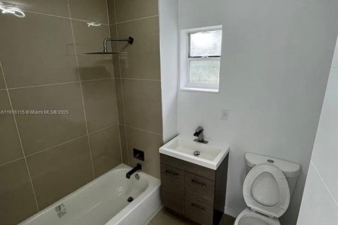 House in Pompano Beach, Florida 3 bedrooms, 78.04 sq.m. № 2016358 - photo 8