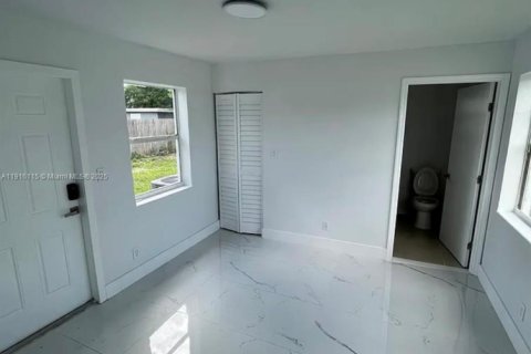 House in Pompano Beach, Florida 3 bedrooms, 78.04 sq.m. № 2016358 - photo 2