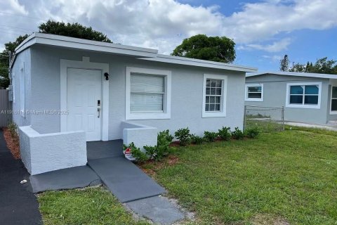 House in Pompano Beach, Florida 3 bedrooms, 78.04 sq.m. № 2016358