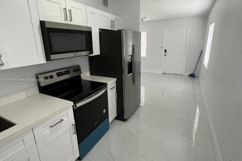 House in Pompano Beach, Florida 3 bedrooms, 78.04 sq.m. № 2016358 - photo 3