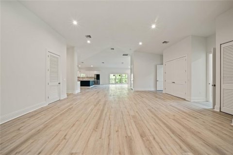 House in Tarpon Springs, Florida 4 bedrooms, 438.78 sq.m. № 1653840 - photo 12