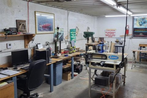 Propiedad comercial en venta en Miami, Florida № 1874288 - foto 9