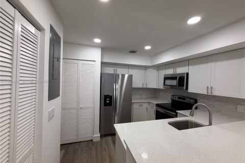 Купить таунхаус в Норт-Лодердейл, Флорида 2 спальни, 110.18м2, № 2042957 - фото 7