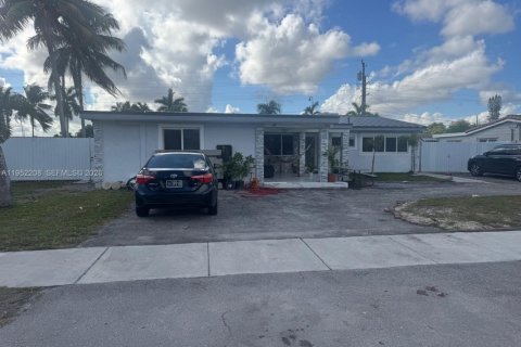 Villa ou maison à Miami Gardens, Floride 6 chambres, 183.67 m2 № 2089349