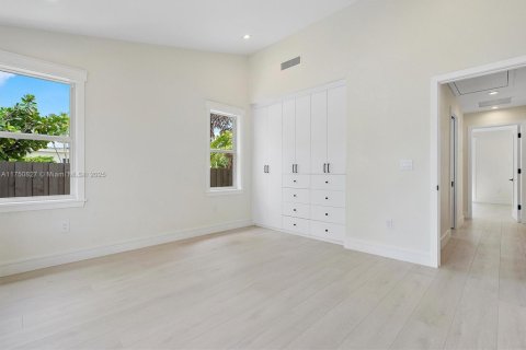 House in North Miami, Florida 4 bedrooms, 236.71 sq.m. № 1697435 - photo 28