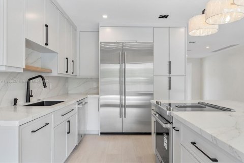 House in North Miami, Florida 4 bedrooms, 236.71 sq.m. № 1697435 - photo 7