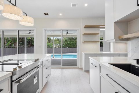 House in North Miami, Florida 4 bedrooms, 236.71 sq.m. № 1697435 - photo 8