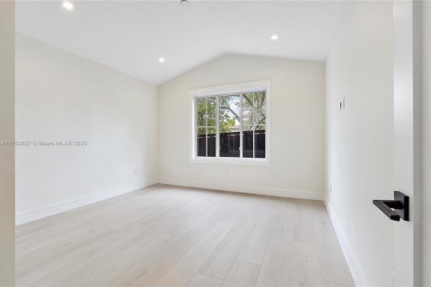 House in North Miami, Florida 4 bedrooms, 236.71 sq.m. № 1697435 - photo 22