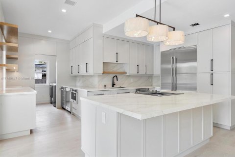 House in North Miami, Florida 4 bedrooms, 236.71 sq.m. № 1697435 - photo 6