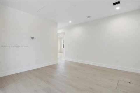 House in North Miami, Florida 4 bedrooms, 236.71 sq.m. № 1697435 - photo 21
