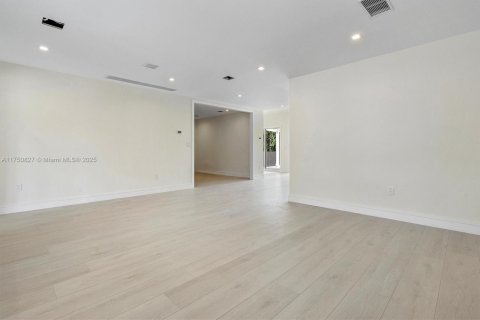 House in North Miami, Florida 4 bedrooms, 236.71 sq.m. № 1697435 - photo 15