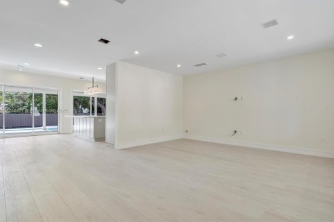 House in North Miami, Florida 4 bedrooms, 236.71 sq.m. № 1697435 - photo 16