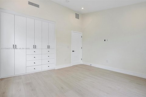 House in North Miami, Florida 4 bedrooms, 236.71 sq.m. № 1697435 - photo 27