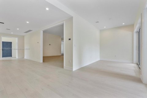 House in North Miami, Florida 4 bedrooms, 236.71 sq.m. № 1697435 - photo 20