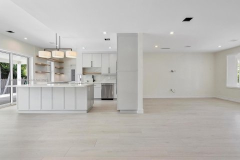House in North Miami, Florida 4 bedrooms, 236.71 sq.m. № 1697435 - photo 4