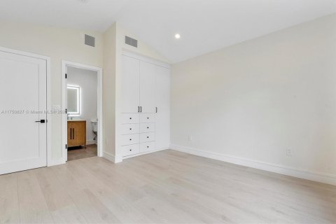 House in North Miami, Florida 4 bedrooms, 236.71 sq.m. № 1697435 - photo 23