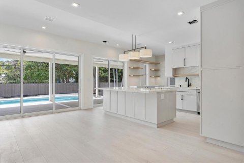 House in North Miami, Florida 4 bedrooms, 236.71 sq.m. № 1697435 - photo 5