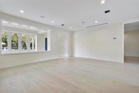 House in North Miami, Florida 4 bedrooms, 236.71 sq.m. № 1697435 - photo 17