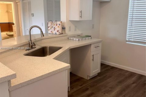 Condominio en alquiler en Sunrise, Florida, 1 dormitorio, 70.05 m2 № 1986740 - foto 4